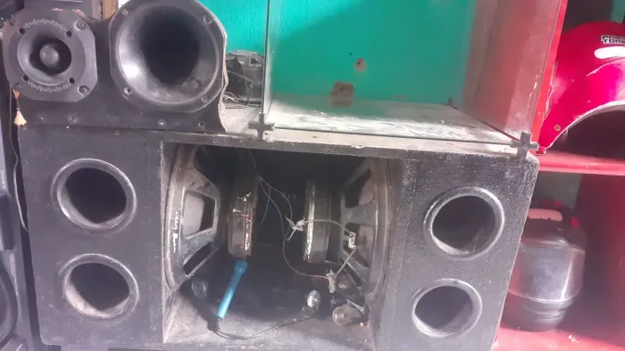 Caixa de som muito boa no ponto de instalar no carro.