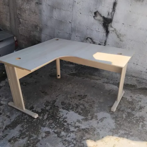 Mesa de escritório formato L semi novo 