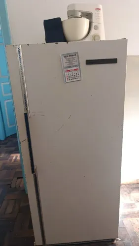 geladeira 220v antiga, mas funcionando perfeitamente