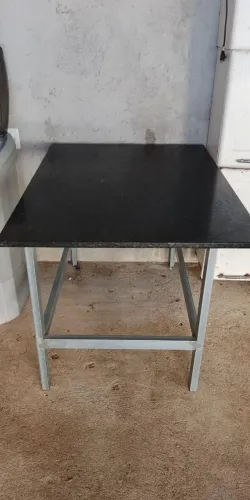 Mesa de mármore com base de ferro