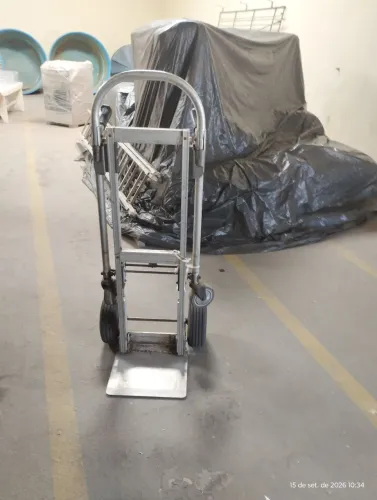 Vendo carrinho em alumínio ideal para transportar caixas