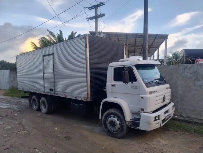 Baú de Aluminio 8,20 mts com Piso Ferro e Porta Lateral