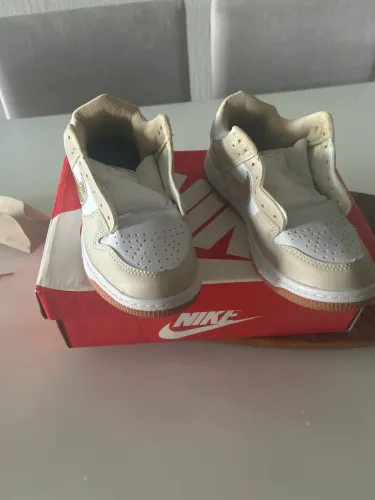Tênis estilo Dunk Bege/Dourado Novo TAM.35