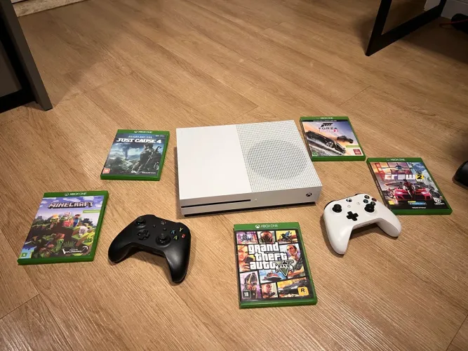 X box one 1 TB dois controles com gta 5, minecraft, just cause 4, the crew 2 e FH3.