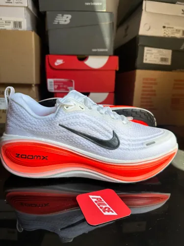 Tênis Nike Vomero Plus White Black Bright Crimson - tamanho 40BR, original (1119)