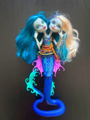 Monster high peri and pearl