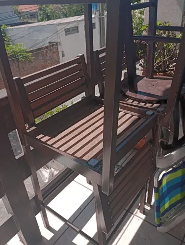 Banquetas de aluminio e madeira