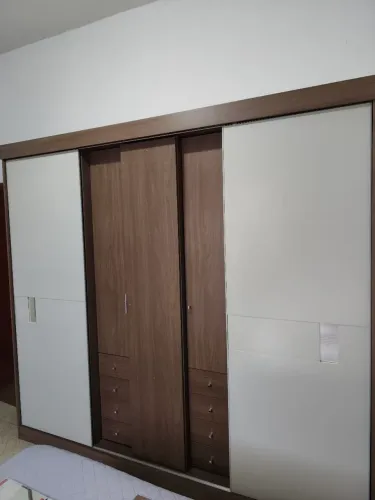 Guarda roupas casal 5 portas. Excelente estado de conservação.