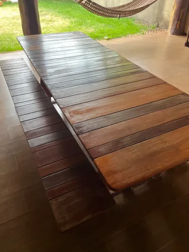 Mesa com bancos de madeira nobre mista