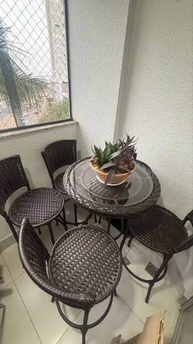 Mesa bistrô com 4 banquetas em perfeito estado