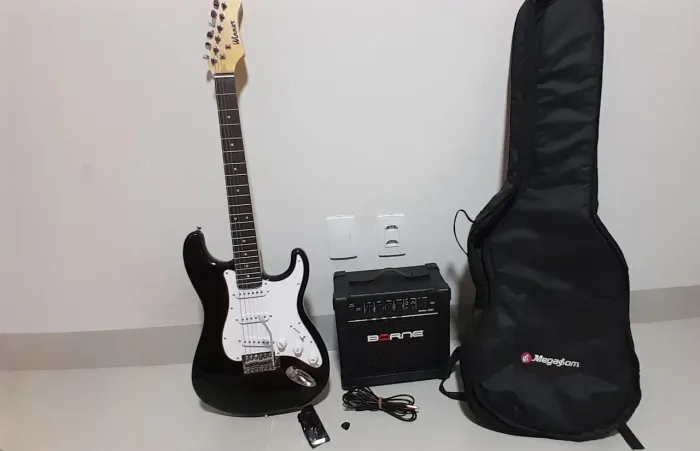 Guitarra Stratocaster Bem Cuidada