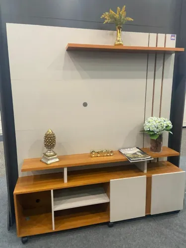 Estante Home Para Tv Até 55 Polegadas 2 Portas 6 Nichos C/ Painel Valência Off White 