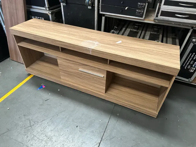 Rack madeira mdf para televisão com rodinhas , portinha de correr