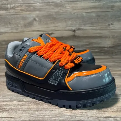 tênis Louis Vuitton LV Trainer Maxi na colorway cinza tam 42