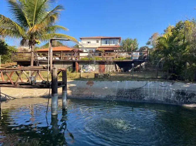 Sitio 2.000m² ,condomínio fechado casa de 2 andares,salão de jogos, piscina,poço de peixe.