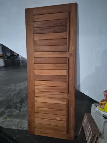 Porta de Madeira (2,10 m x 80 cm) Maciça Nobre (Gonçalo) Com Venezianas Moveis