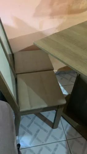 Mesa 4 cadeiras valor 370.00 pra vendê hoje