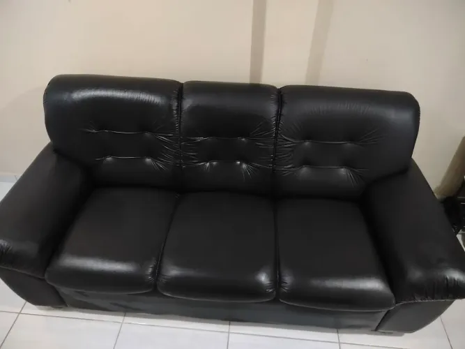 Sofá preto de Courino 3 lugares