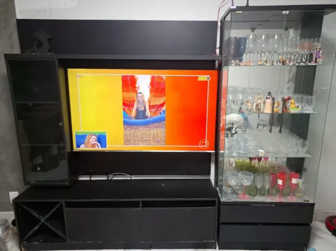 Estante com cristaleira