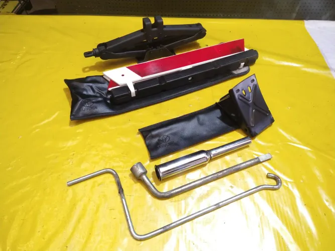 Kit Ferramentas Estepe Toyota Corolla 1998 A 2002 - Leia