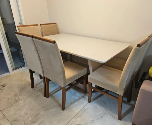Mesa de Jantar Branca com 6 Cadeiras Estofadas hipermeabilizadas - Linda e Conservada