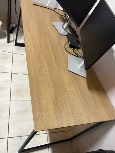 Duas mesas de escritório