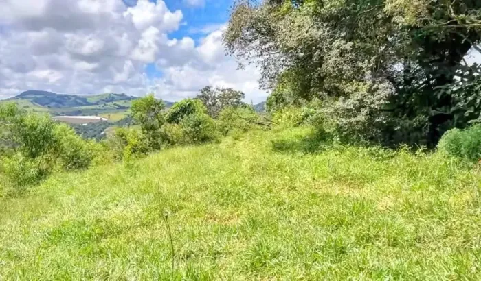 lindo terreno com cachoeira