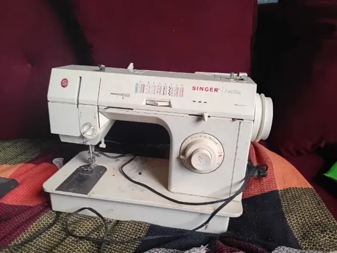 Máquina de costura singer facilita