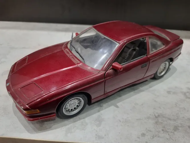 Miniatura BMW 850i - Escala 1:18 Maisto