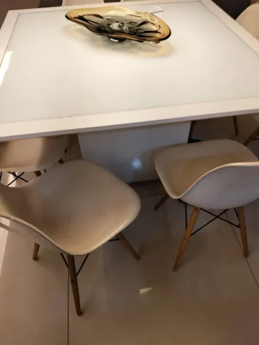 Cadeiras em polipropileno eames