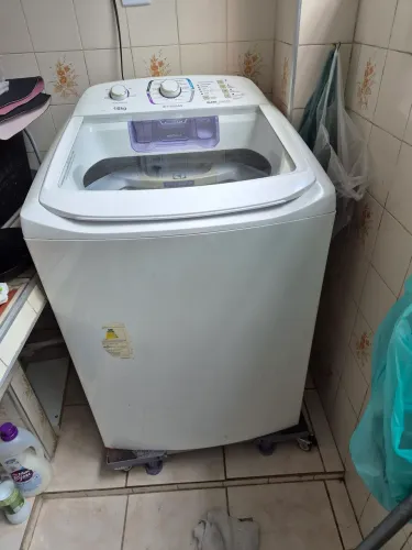 Vendo máquina de lavar roupa 16 kilos.