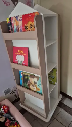 Estante giratória para livros infantis