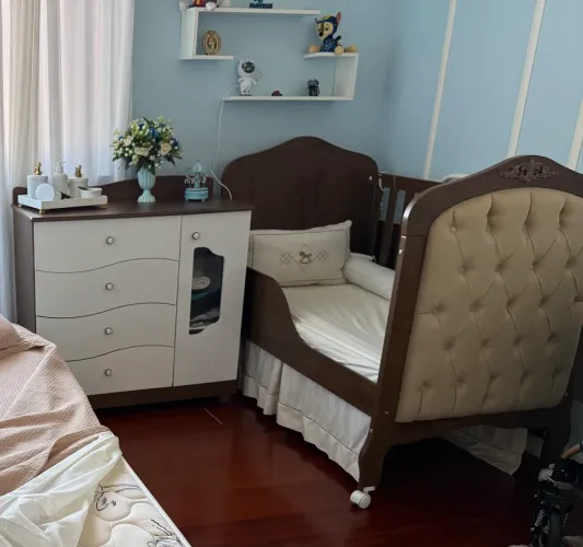 Cômoda de Bebê | Porta com Janela e 4 Gavetas | Usado