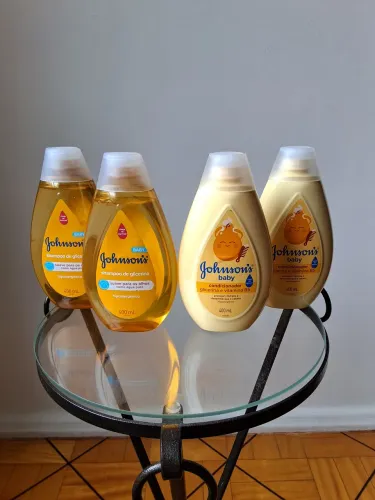 Kit 02 Shampoos  + 02 Condicionadores Johnson's 400ml  - R$75,60