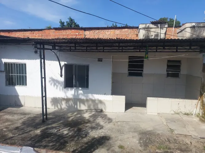 Vendo a vila toda com 5 casas e 3 kitnets.