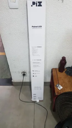 Painel LED Pix de sobrepor retangular, 36W, 3000K, 150 × 1200 mm.