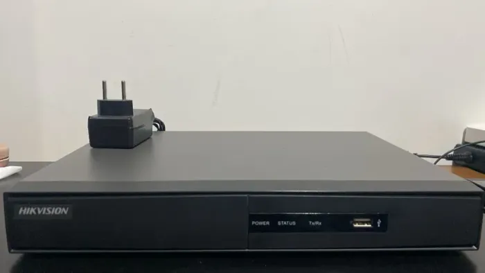 Kit de CFTV Hikvision Original em excelente estado de conservação.