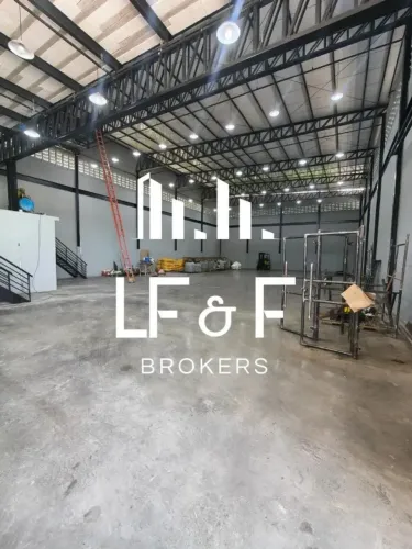 Galpão Novo 800m² | Pé-direito 9m | Próx. Av. das Torres