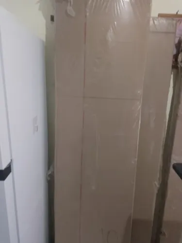 Guarda roupa de casal de correr com vidro.
