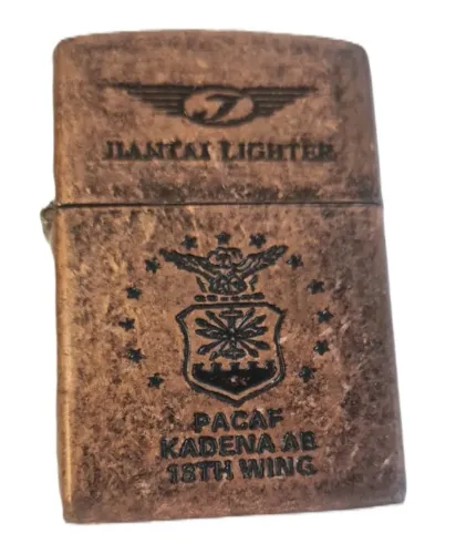Lote composto por um isqueiro metálico colecionável da marca Jiantai Lighter. O modelo apr