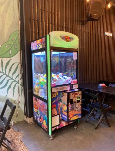 Máquina de pelúcias para parcerias com comércios em Belo Horizonte e região 