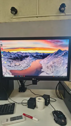 Monitor + suporte articulado com entrada USB (monitor acompanha base)