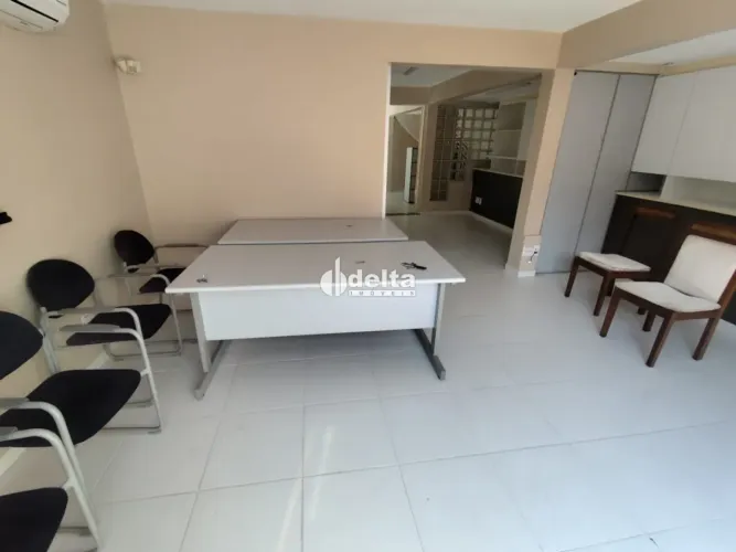 Casa comercial disponível para locação no bairro General Osório em Uberlândia-MG