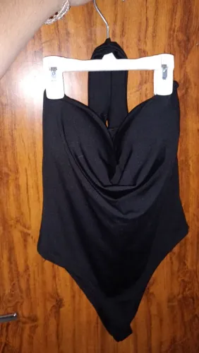 Body preto, com amarração no pescoço