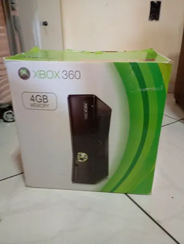 Xbox 360 , 4g , 3 jogos e 2 controles