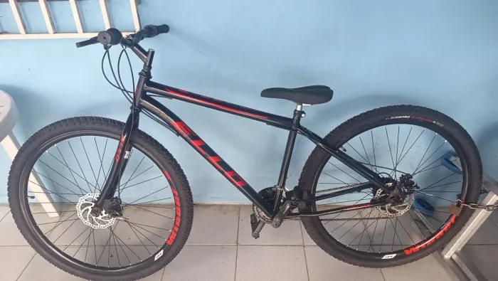 Bicicleta Ello Bike aro 29 preta e vermelha.