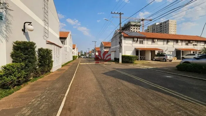 CASA/SOBRADO em condomínio fechado, com 87,57m² e 2 dormitórios no bairro Fatima em CANOAS