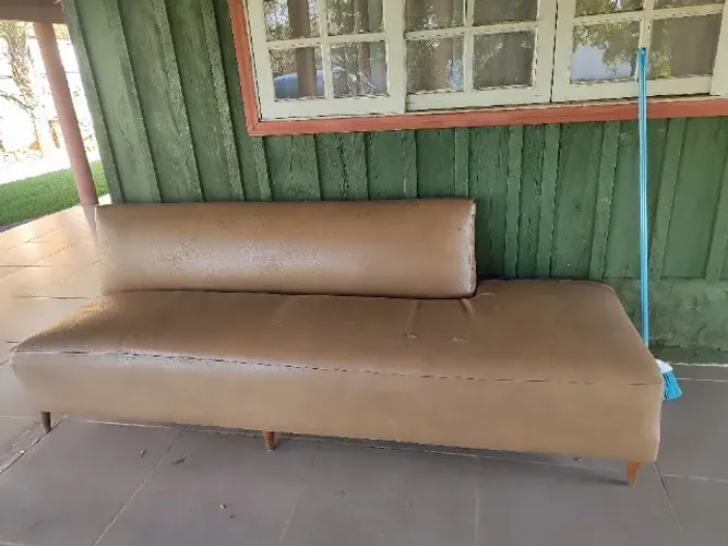Sofá couro e madeira maciça 