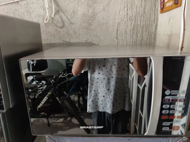 Microondas Brastemp 31 litros, painel touchscreen, espelhado com grill