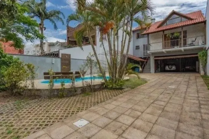 CLASS ALUGA Casa com 4 Suítes, Piscina e Deck no bairro Chácara das Pedras